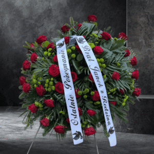 Czerwono-zielony wieniec pogrzebowy z różami i hypericum na stojaku – Kwiaciarnia Szczecin